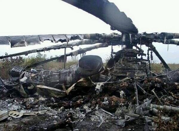 сбитого накануне террористами украинского военного вертолета под Славянском