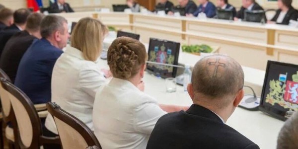 В России появился трижды судимый депутат с татуировкой на голове