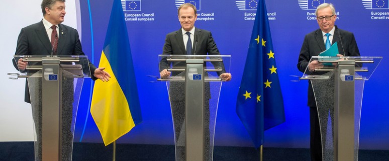 epa05215717 Ukrainian President Petro Poroshenko (L-R), EU Council President Donald Tusk, and European Commission President Jean-Claude Junker attend a press conference after their meeting in Brussels, Belgium, 17 March 2016. Poroshenko is on a working visit in Brussels to hold talks with EU leaders that include the topics Minsk agreement and visa. EPA/STEPHANIE LECOCQ