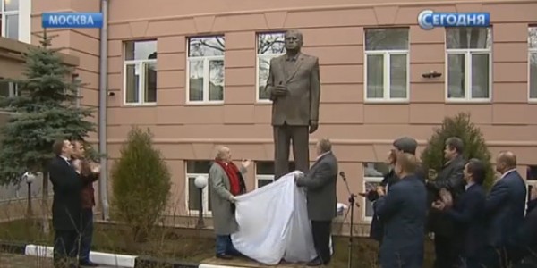 В Москве открыли трехметровый памятник Жириновскому